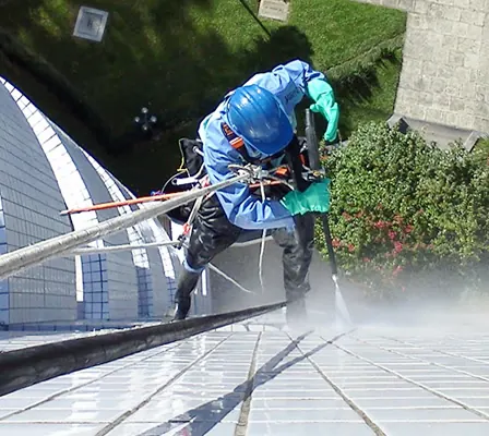 Profissionais de engenharia acompanhando serviço em edificação